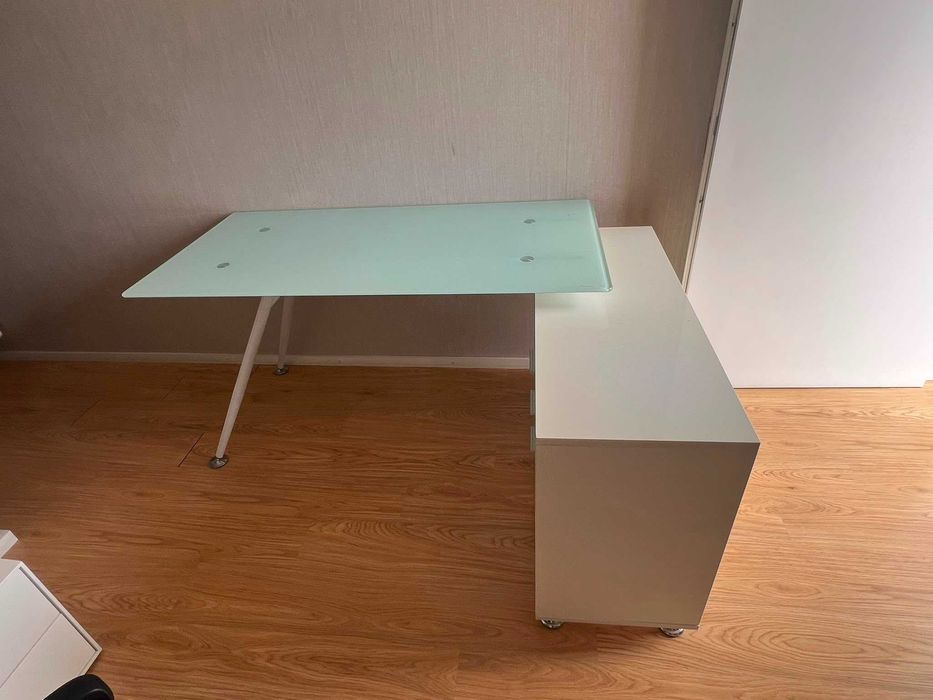 Vendo Secretária /Móvel de Escritório  em excelente estado, na cor branca, ideal para organizar o seu espaço de trabalho ou estudo.