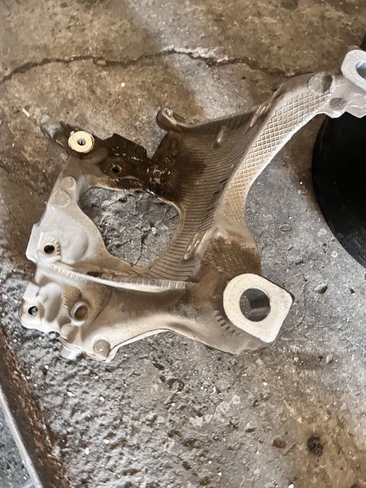 Правий Кронштейн підрамника 8W0.399.296 E, Audi A4 B9 2016-2022