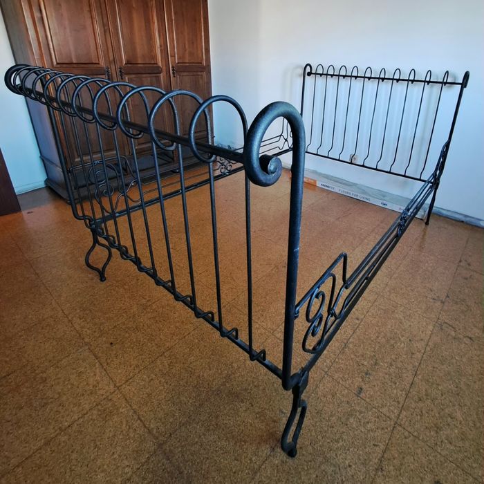 Cama centenária em ferro forjado á mão