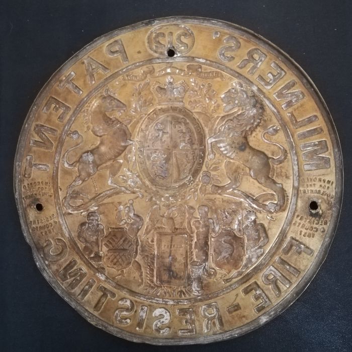 Antiga placa cobre relevo