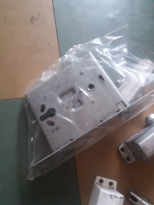 Доводчики для двирей и замо для брон рованих дверей ..оплата на карту.