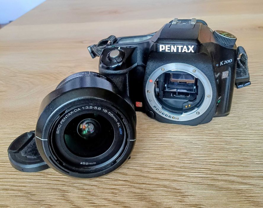 Pentax K200 z obiektywem AF 18-55 II generacji