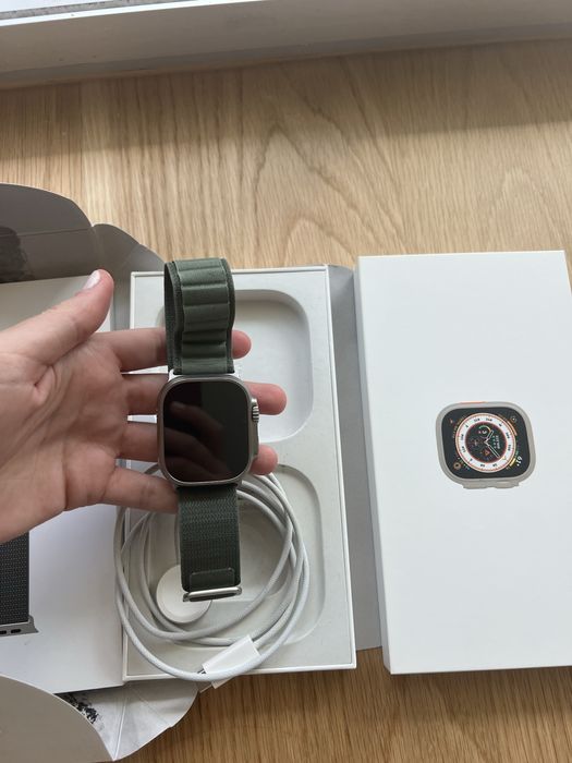 Apple Watch Ultra 2, 49mm Titanium, Green Alpine Loop M