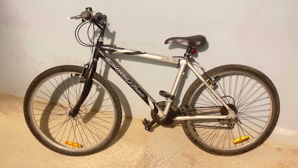 Bicicleta de montanha preta e cinza