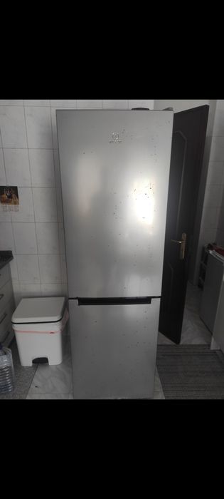 Frigorífico Combinado Indesit para venda/ler descrição