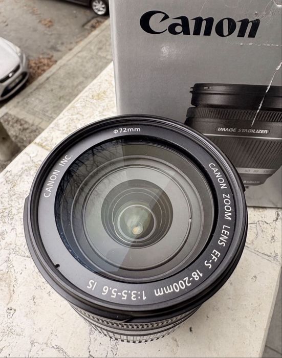 Canon EF 18-200mm f/3.5-5.6 IS