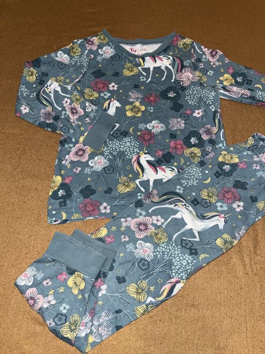 Піжама, шапка, теплі штани на дівчинку 4-5 років