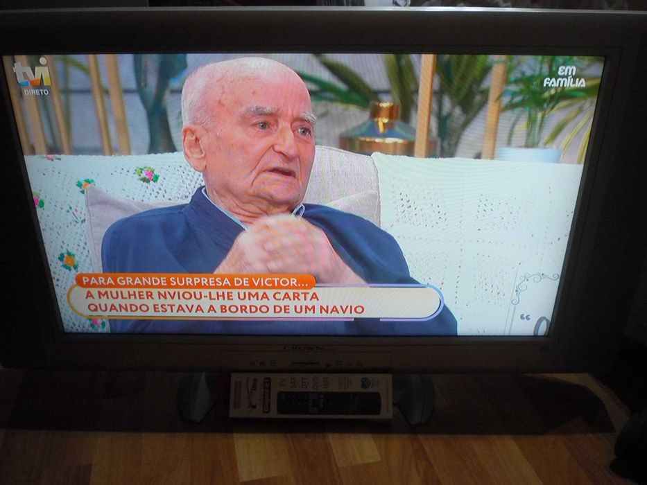 TV Crown Lcd a funcionar corretamente e com comando novo