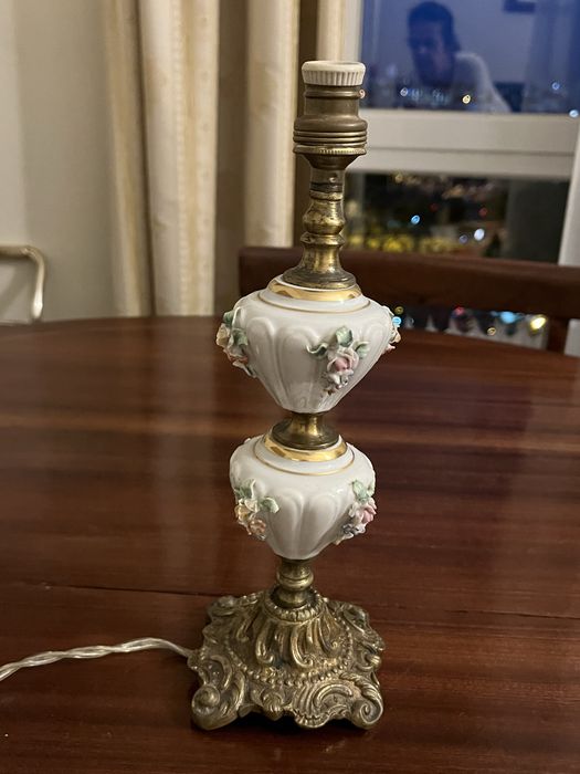 Candeeiro em porcelana antigo