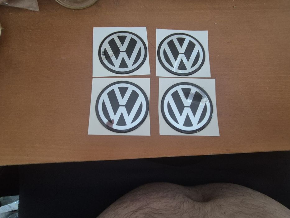 naklejki na kołpaki i alu felgi  do Vw srebno czarne 69mm średnicy