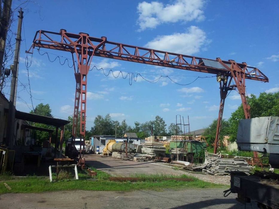 Промислово - виробниче приміщення з козловим краном та металевий ангар