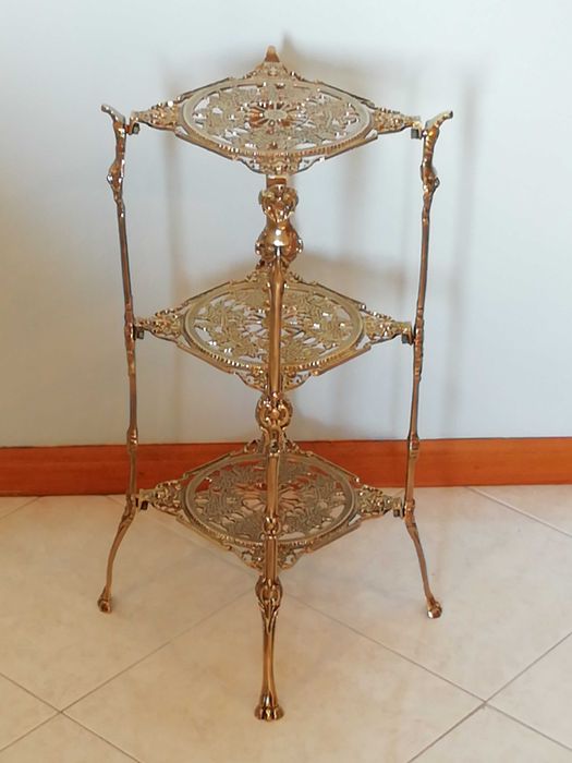 Mesa de apoio em latão