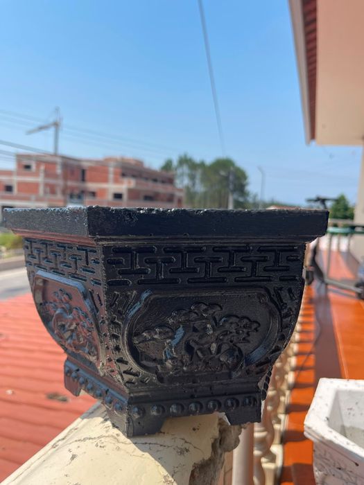 Vasos e pilar para decoração de jardim