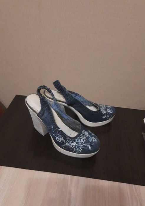 Женские туфли (босоножки)