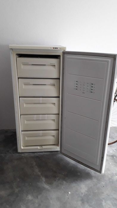 Arca frigorifica vertical, marca Ariston