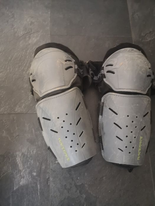 Ochraniacze na kolana Race face