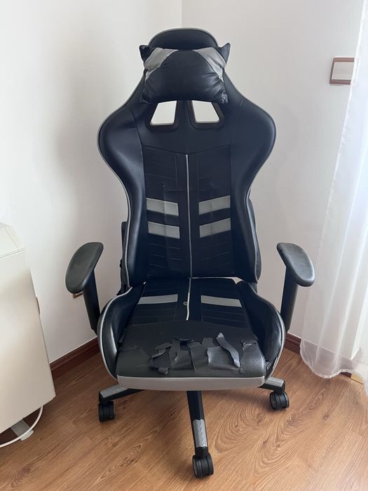 Cadeira gaming cinza e preta