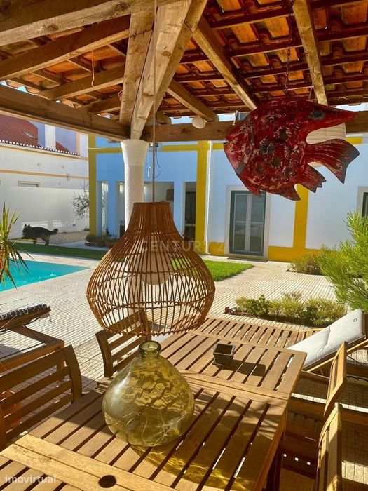 4 Suítes + Piscina | Moradia Com Jardim E Garagem Em Azeitão