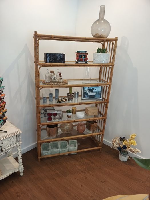 Estante em bamboo com prateleiras em vidro usada
