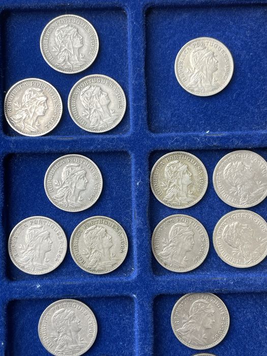 Moedas 50 centimos em alpaca e 10$00 de 1933 prata