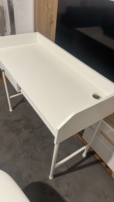 Conjunto mesa e cadeira, escrivaninha “pra despachar logo”