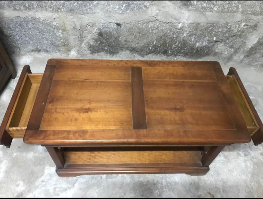 Mesa de centro com gavetas