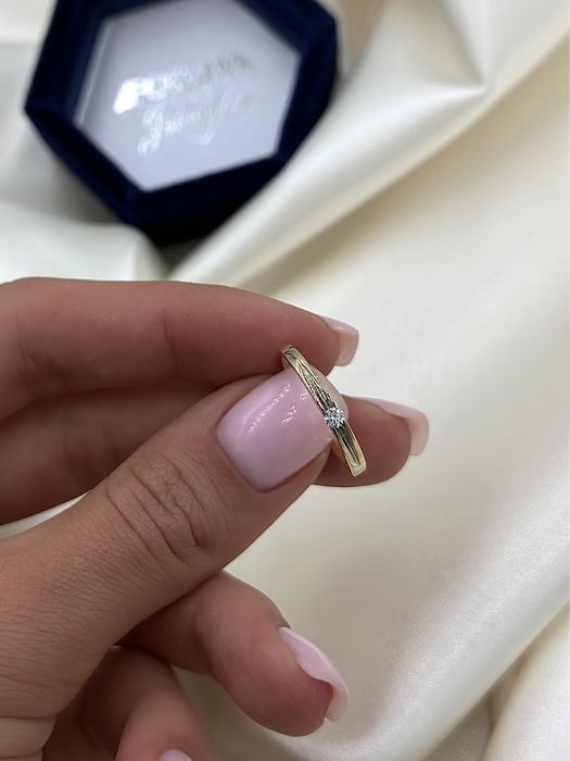Pierścionek zaręczynowy z diamentem