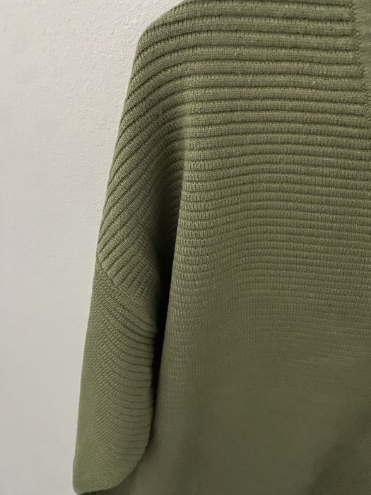 Oliwkowy khaki sweterek sweter dekolt w serek amisu r. 40