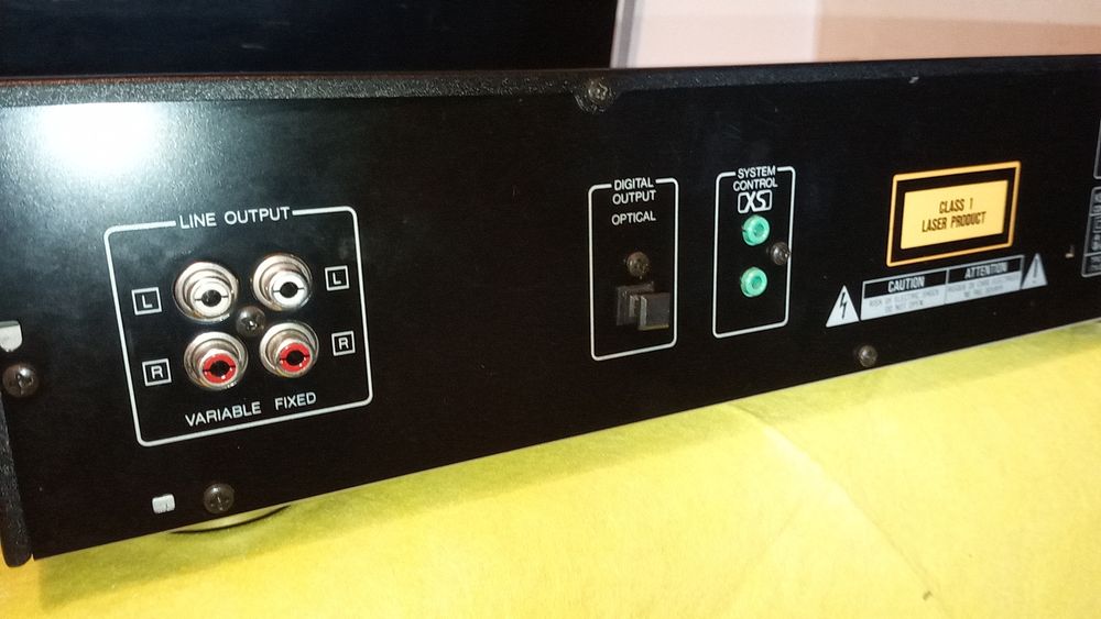 Leitor de Cd's kenwood com comando.