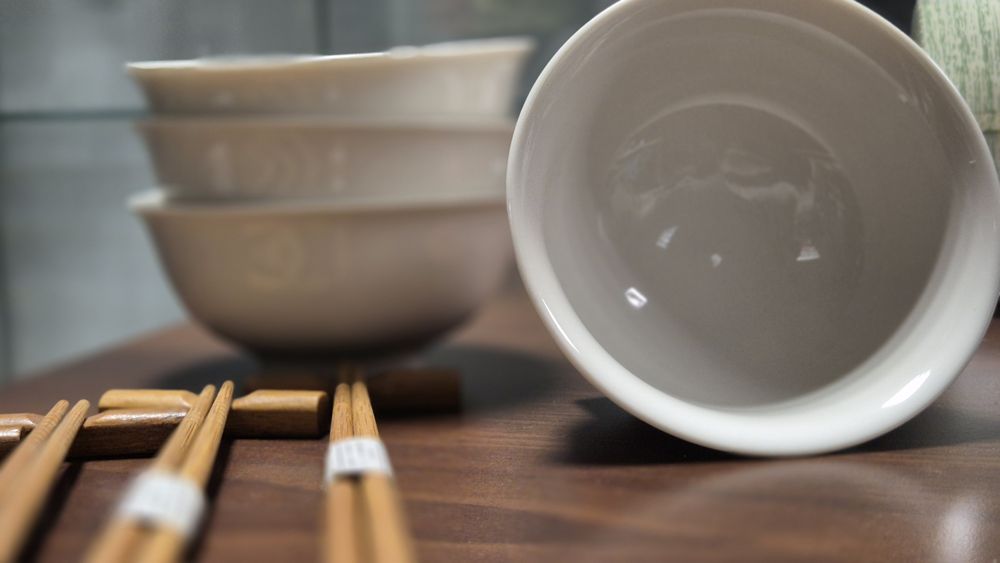 Zestaw 4 miseczek i 4 par pałeczek z podstawkami – prostota i eleganc