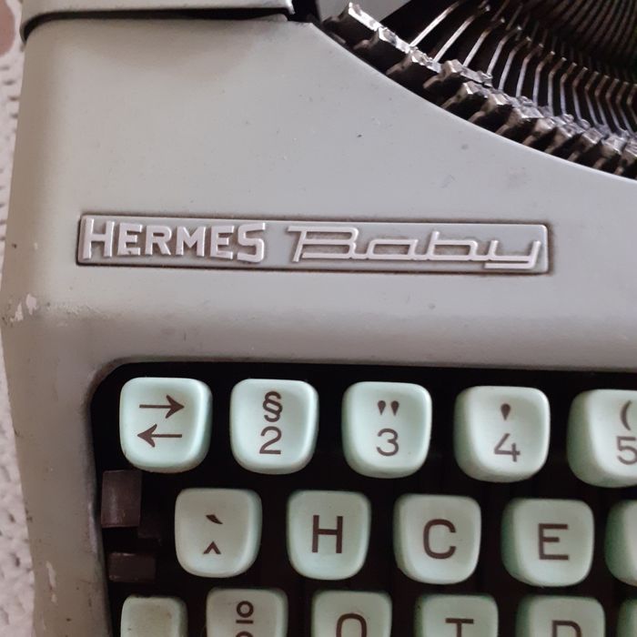 Máquina de escrever portátil Hermes baby 
A funcionar,