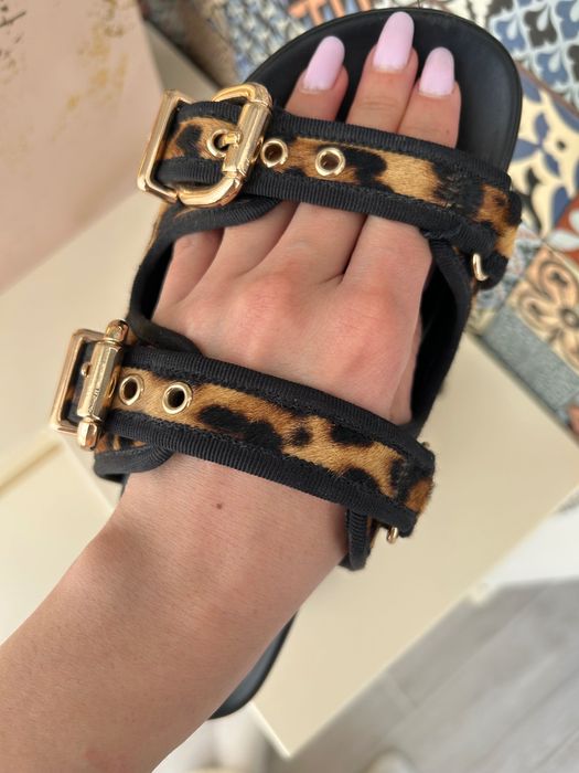 Шльопанці від Zara