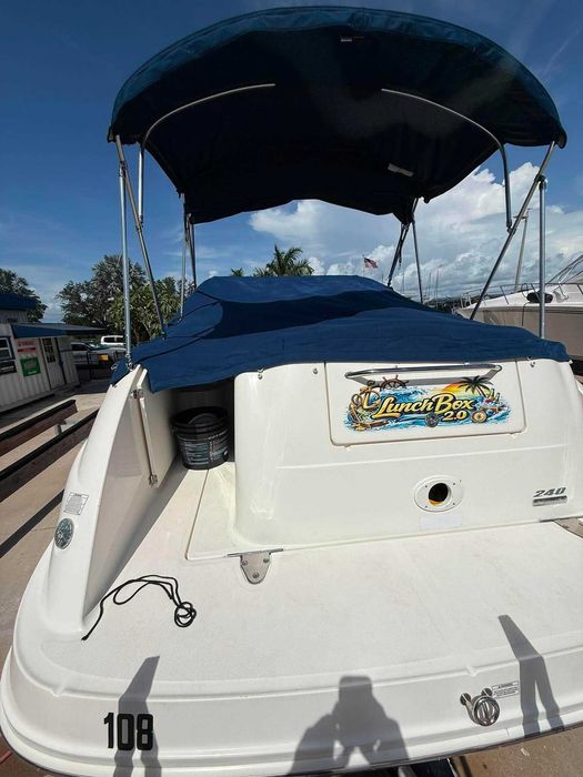 motorówka Sea Ray Sundancer 240 2011 – 190 MTH, FL przyczepa 5.0 Mercruiser