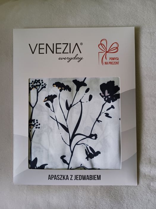 nowa apaszka z jedwabiem marki Venezia z kwiatowym motywem