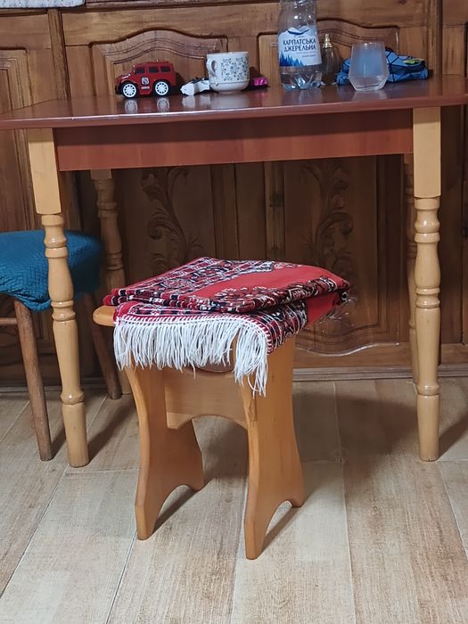 Стіл дерев'яний,