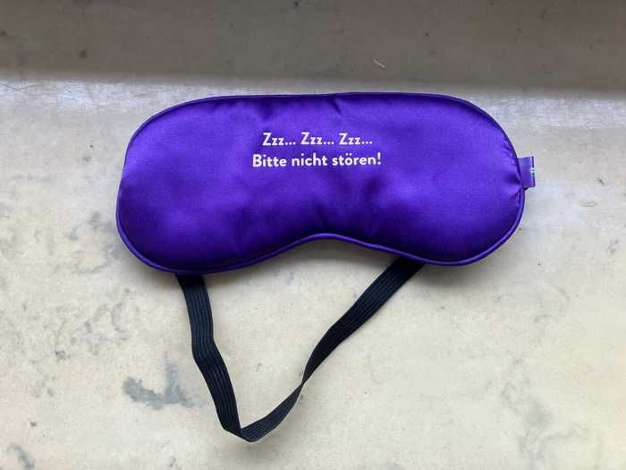 Opaska, maska, okularki do spania fioletowa, napis po niemiecku