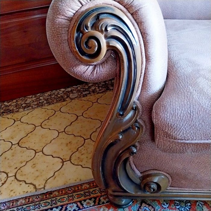 Sofás (terno) de qualidade. A restaurar/limpar uma parte dos estofos