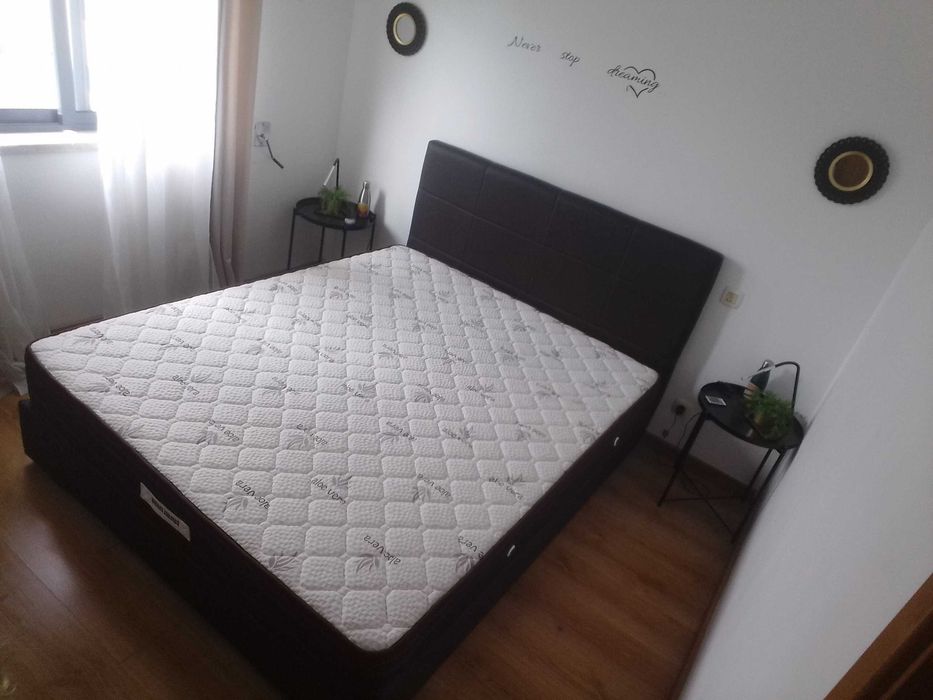Cama casal em pele com estrado e colchão