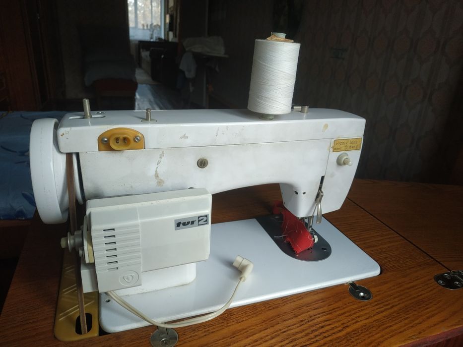 Швейна машинка єлектрічна Чайка 142 М