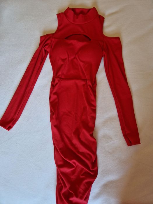 Vestido ajustado ao corpo, com copas