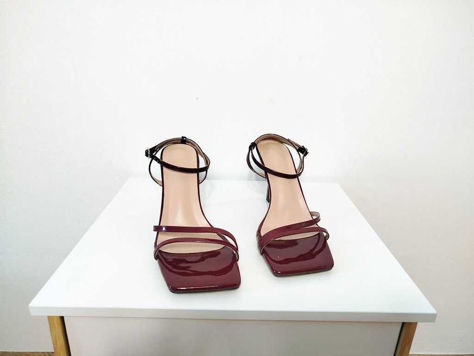 nowe bordowe piękne sandałki na szpilce paseczki