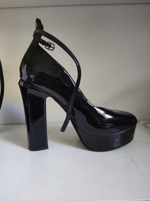 Czarne buty na wysokim obcasie