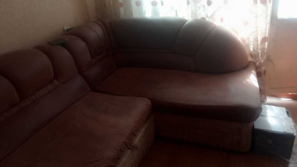 Диван угловой раздвижной, размер 1.65*2.45.