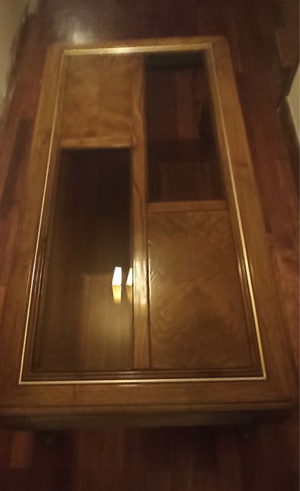 Mesa em madeiras nobres e vidro.