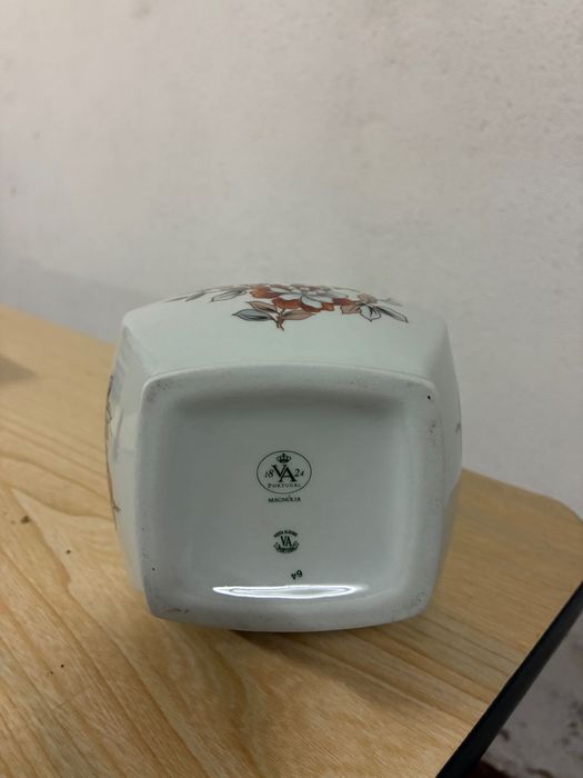 Duas Garrafas Licoreira em Porcelana Vista Alegre Magnólia