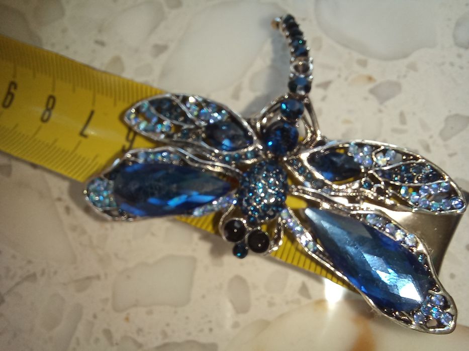 Broszka, agrafka ozdobna z kamieniami.