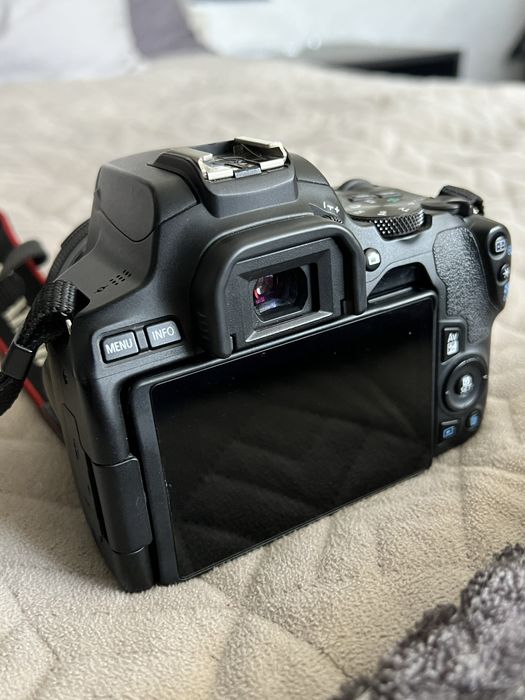Камера Canon EOS250D з обʼєктивом