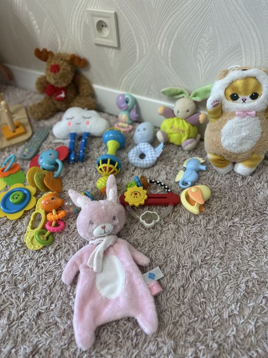 Игрушки лот погремушки, прорезыватели и мягкие игрушки от  Kaloo и Fisher-Price