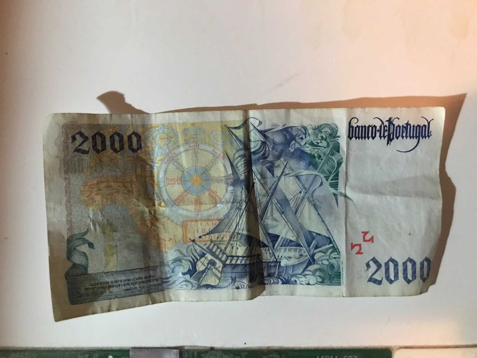 Várias notas de escudo