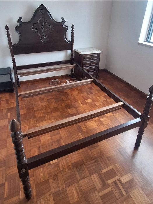 Cama solteiro e mesa cabeceira 4 gavetas mogno
